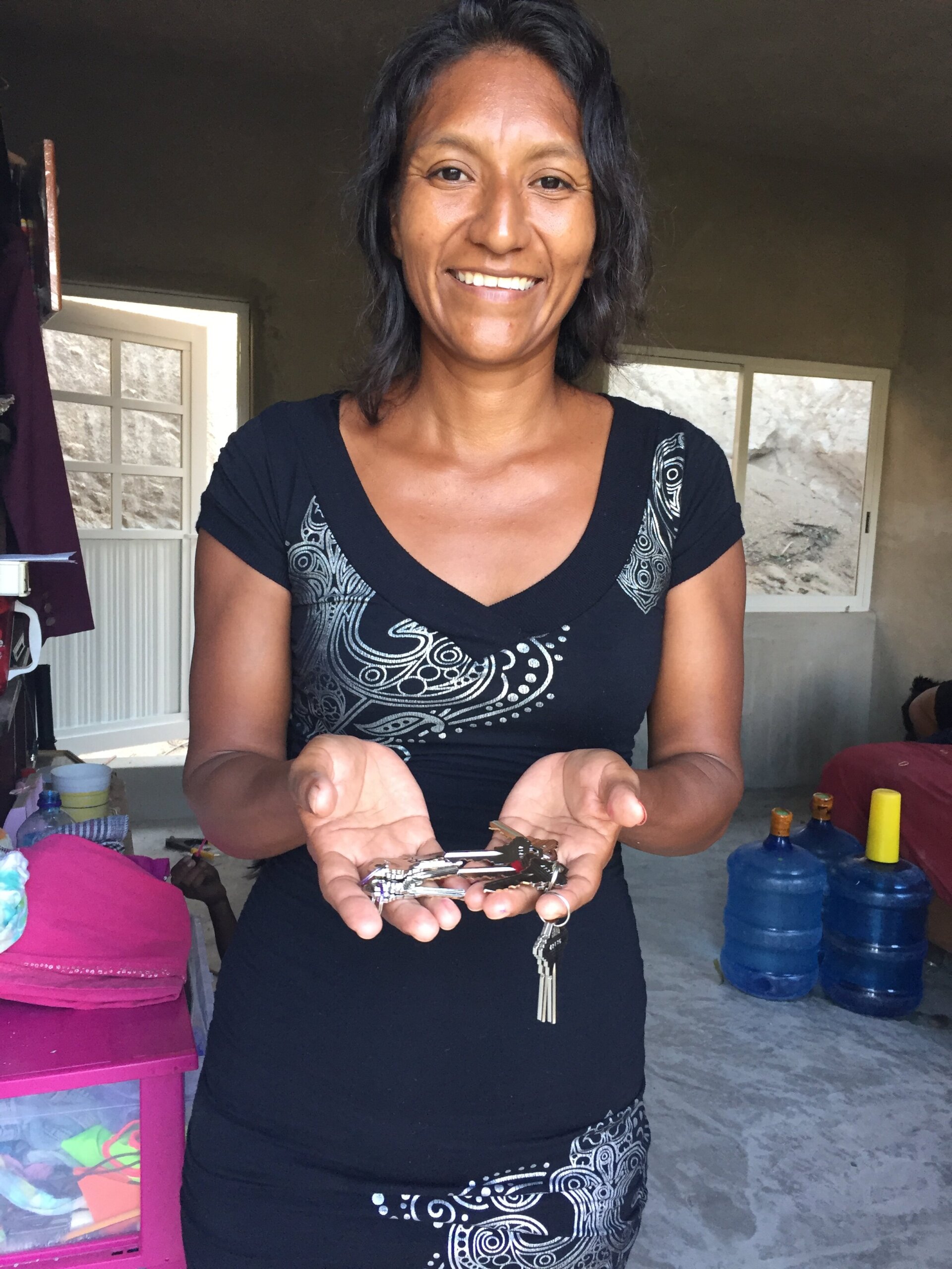 1st House Build - Rosita recieves her keys to her new Home